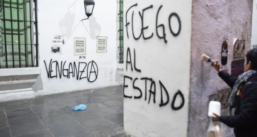 Hubo pintadas en el Cabildo tras la marcha por Santiago Maldonado