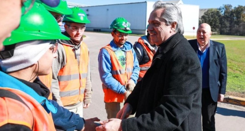 En caso de ganar, Alberto Fernández prometió desdolarizar las tarifas