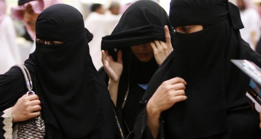 Arabia Saudita: por primera vez, las mujeres podrán viajar al extranjero sin permiso de los hombres
