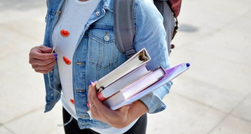Más de 25 mil jóvenes podrán terminar el secundario desde su casa