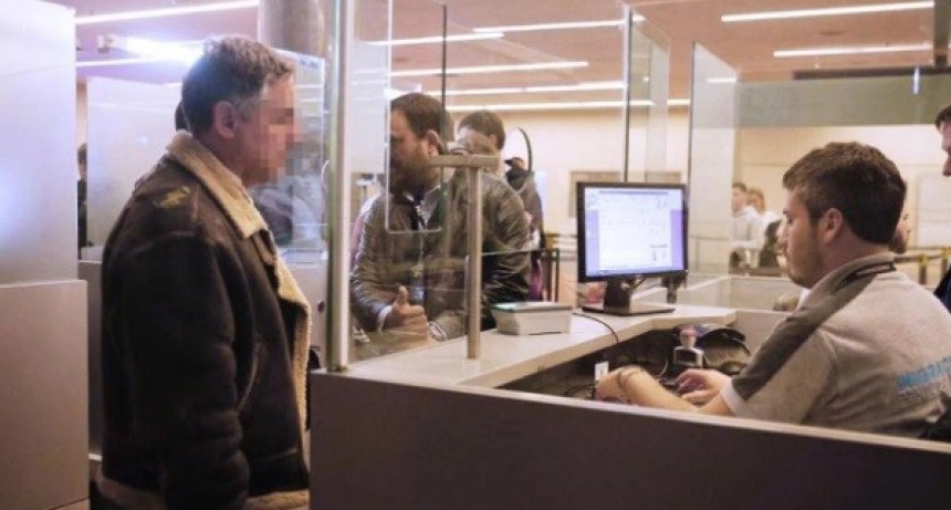 Un abogado italiano fue expulsado del país tras ser condenado a diez años de prisión por violar a su hija