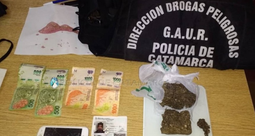 Caen dos deliverys de droga: secuestran dinero en efectivo y marihuana