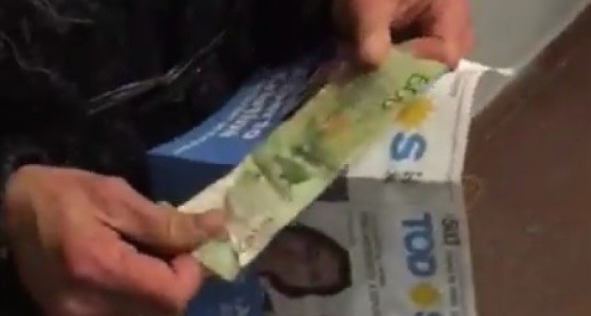 Video: hallaron 500 pesos en un voto del Frente de Todos