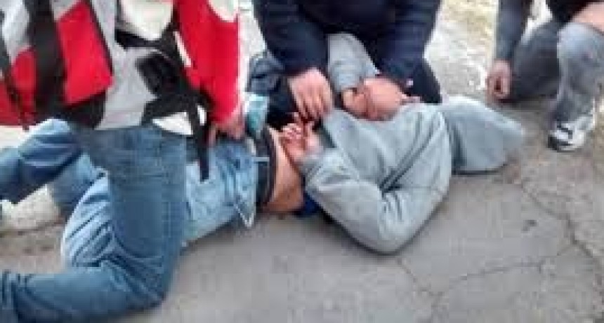 Una adolescente puso en fuga a un arrebatador que fue atrapado por vecinos