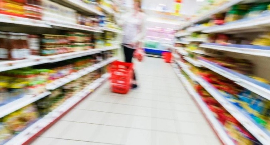 Con el dólar cerca de $60, los supermercados ya reciben listas con aumentos de 15% promedio