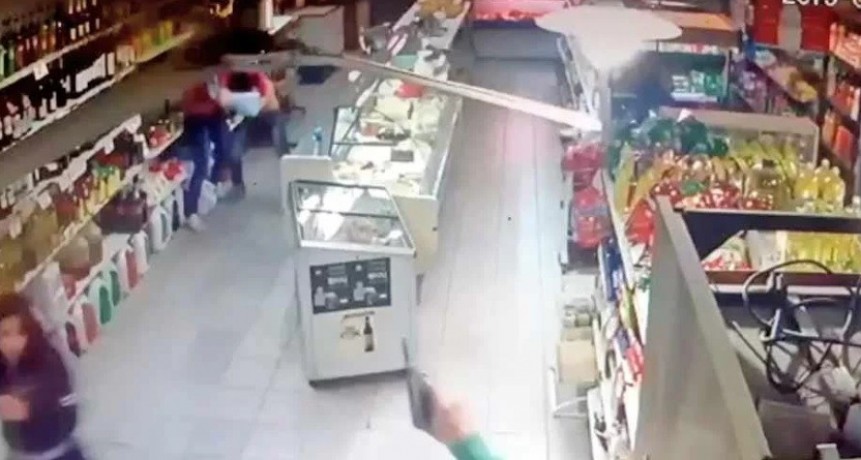 Forcejeos y tiros al aire: dos empleadas de un supermercado enfrentaron a motochorros