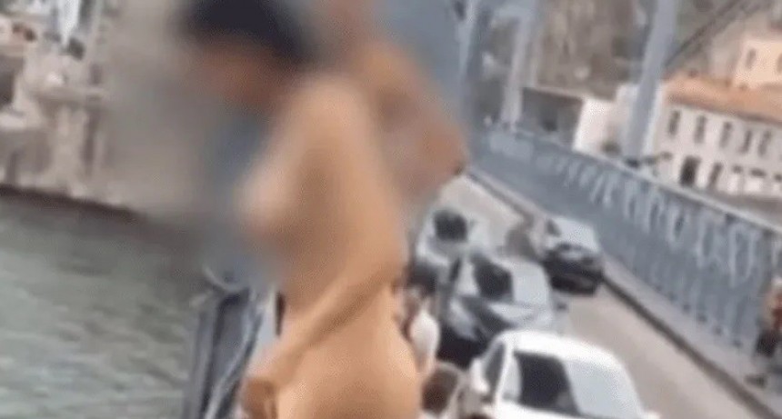 Video: borracha se desnudó y se tiró al río desde un puente