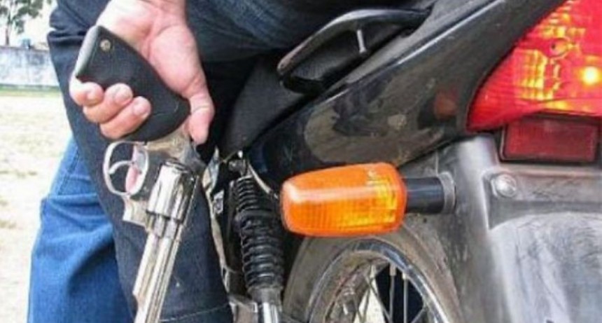 Motochorros intentaron robar un auto, el conductor los atropelló y a uno le tuvieron que amputar la pierna