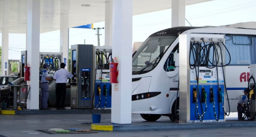 Para avanzar con el congelamiento de los combustibles por tres meses, el Gobierno tendrá que negociar con las petroleras