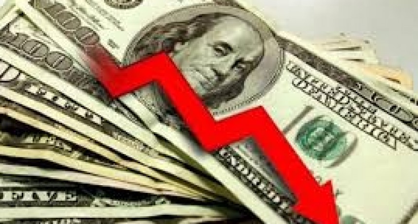 El dólar bajo a 55 pesos y el Riesgo País cayó más de 10%