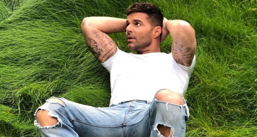 Ricky Martin está enfermo y compartió una imagen con un look hogareño
