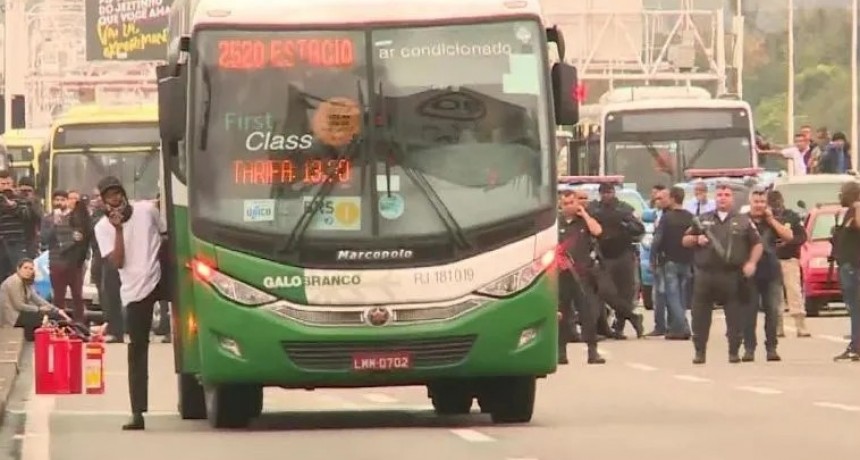 Brasil: tomó 40 rehenes en un micro y terminó abatido