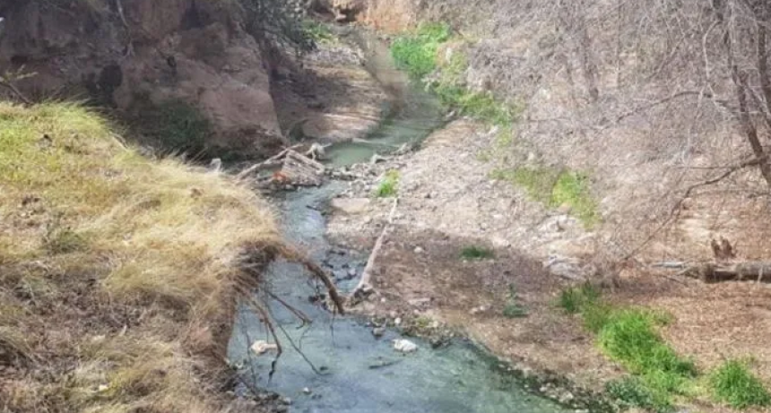 Hallaron el cuerpo desnudo y maniatado de un adolescente en un parque de Córdoba