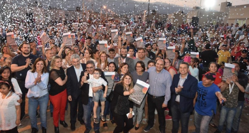 La Gobernadora entregó nuevas 60 viviendas en Valle Chico