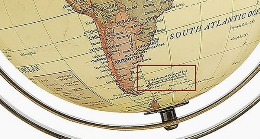 Indignación en Londres por un globo terráqueo que llama Malvinas a las islas del Atlántico Sur
