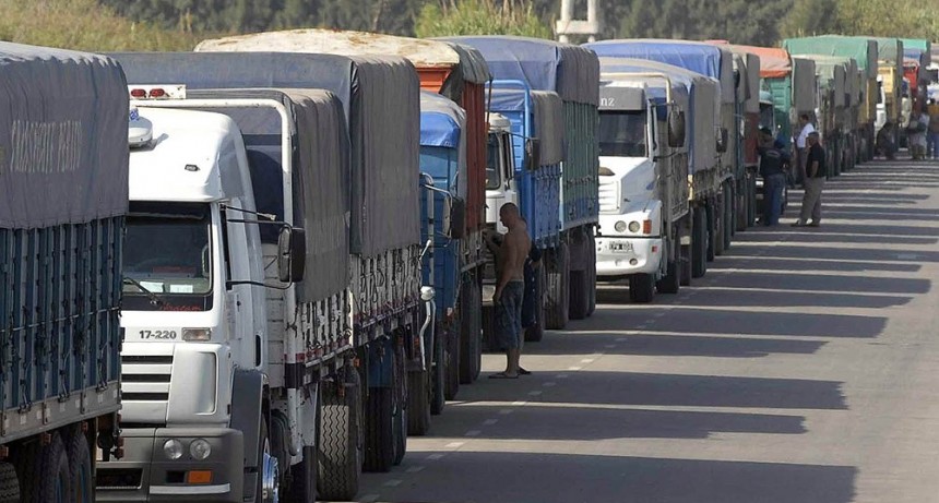 Hugo Moyano acordó una suba salarial de 30% para los camioneros