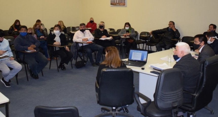 Hubo acuerdo, por ahora y el lunes los docentes van a las escuelas