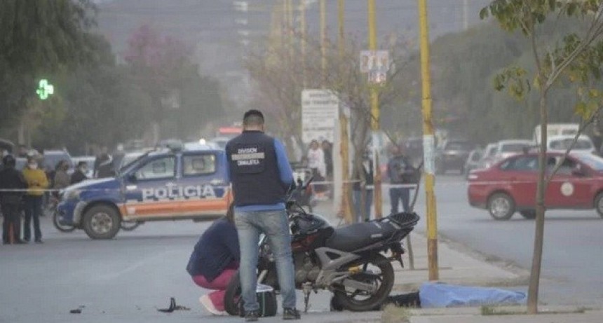 Un joven de 22 años murió en el acto tras colisionar con un remis 