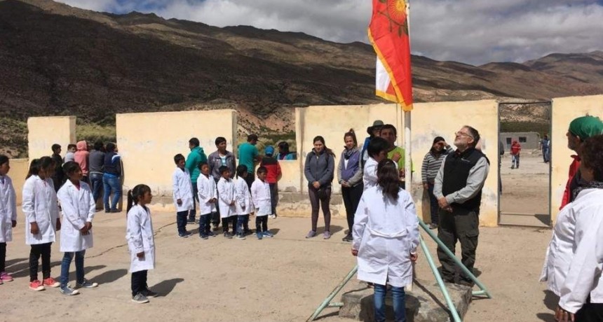 Regreso a las escuelas para alumnos de sexto año de educación primaria y secundaria de las zonas rurales