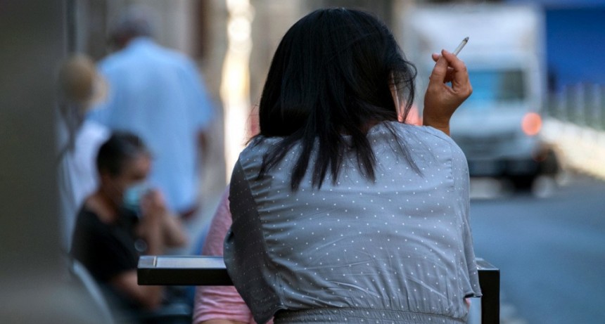  España cierra el ocio nocturno y prohibe fumar en la vía pública 