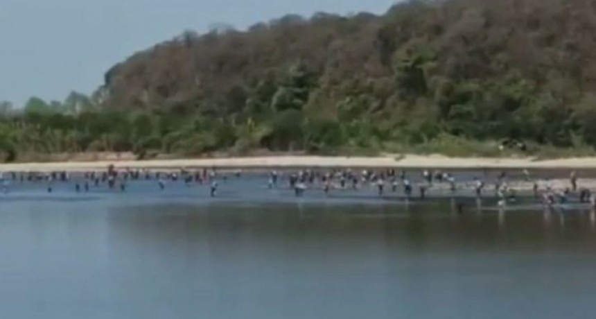  Video: Impresionante la cantidad de personas que cruza el río para ingresar a Salta