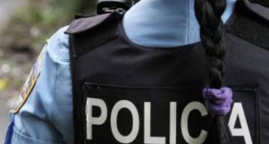 En un procedimiento golpearon Y manosearon a una mujer policía 