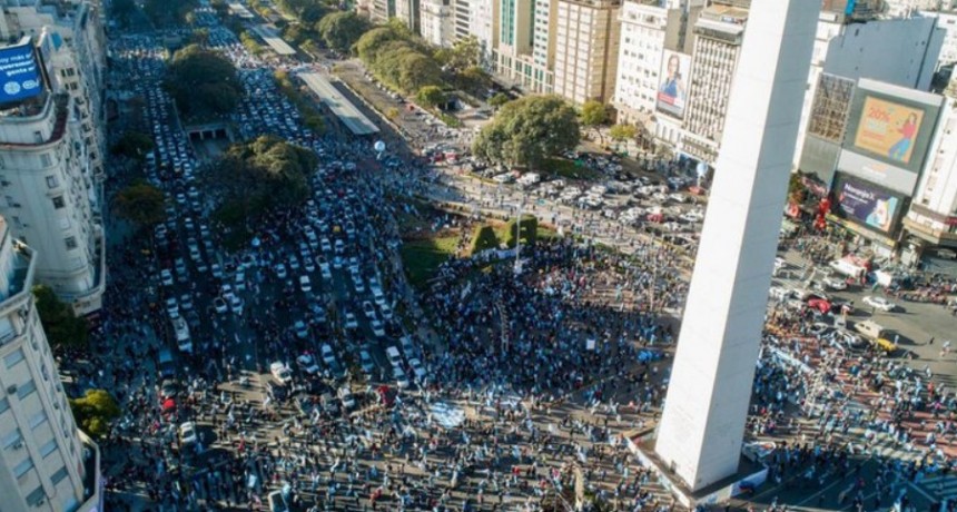 A solo ocho meses de asumir, multitudinaria protesta contra el Gobierno