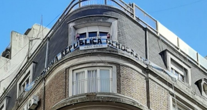 Los vecinos de Cristina Kirchner llevaron el banderazo del 17A a la puerta de su casa