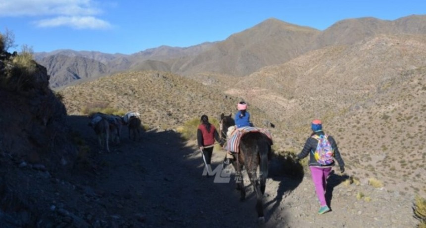 Dos maestras catamarqueñas cabalgaron más de 11 horas para ir a dar clases
