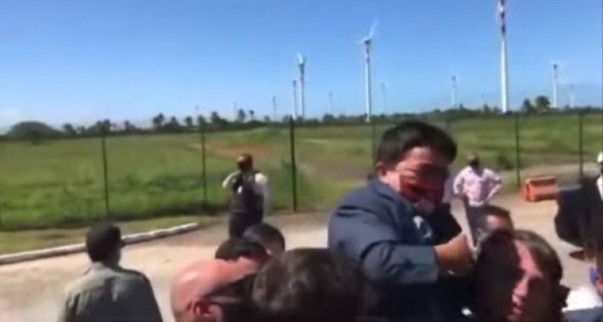  Video: Bolsonaro levantó en sus brazos a un enano pensando que era un niño