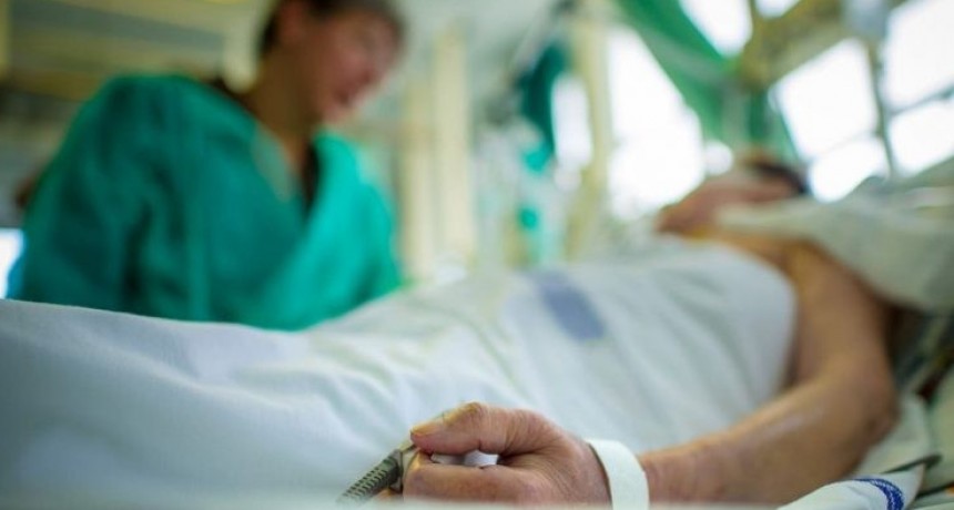 Un paciente de 80 años no pudo acceder a un respirador por la saturación del sistema sanitario