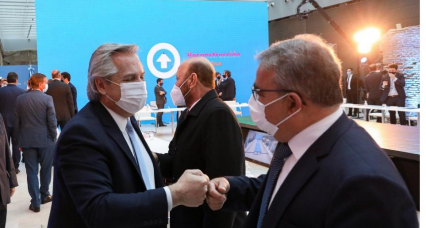 Jalil acompañó al presidente en el anuncio de reestructuración de la Deuda