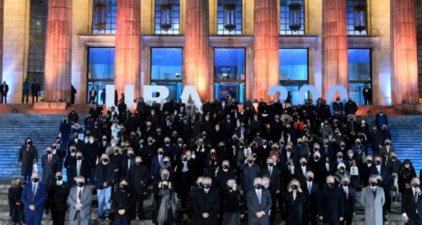 La UBA homenajeó a 200 personalidades en el acto por su bicentenario