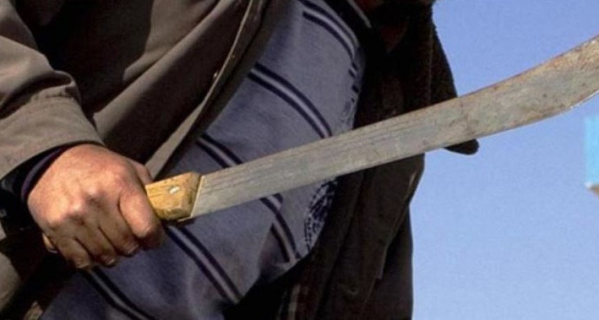 Ordenan apresar a un hombre que atac&oacute; con un machete a su pareja