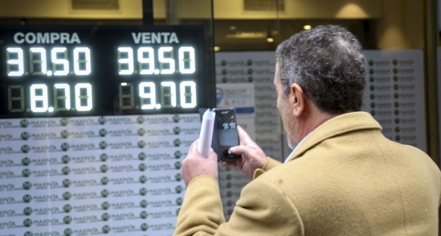 Los anuncios oficiales no calmaron al d&oacute;lar