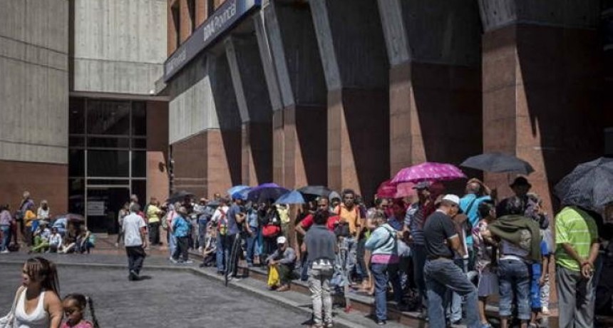 Jubilados venezolanos hacen largas colas para cobrar sus pensiones de 30 d&oacute;lares