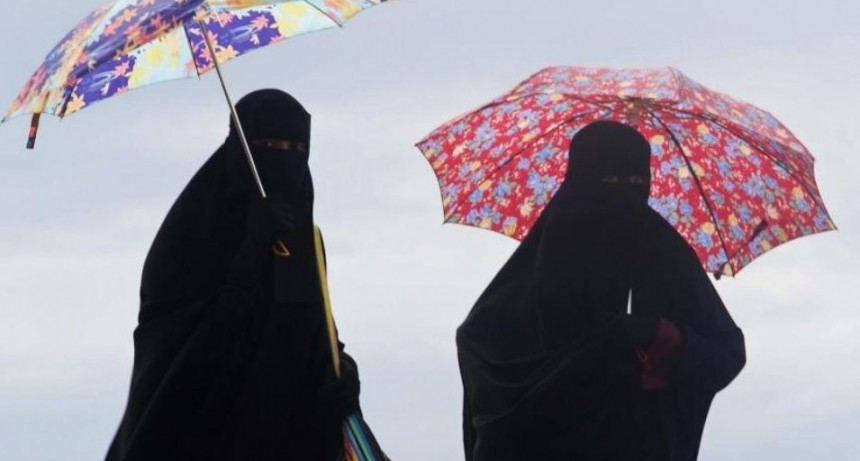 Apalearon dos mujeres lesbianas por tener sexo dentro de un autom&oacute;vil 