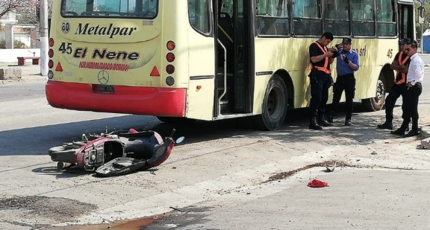 Ni&ntilde;as de 12 a&ntilde;os a bordo de una moto chocaron contra un colectivo