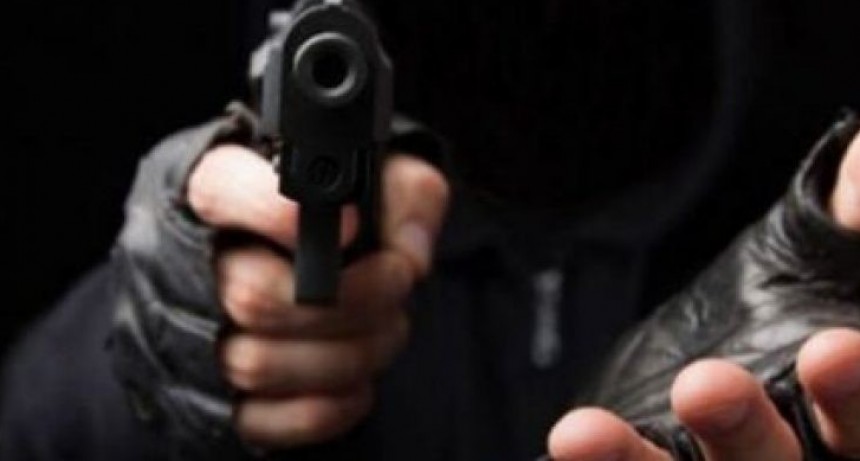 Motochorros, a punta de pistola, le robaron el celular a un automovilista