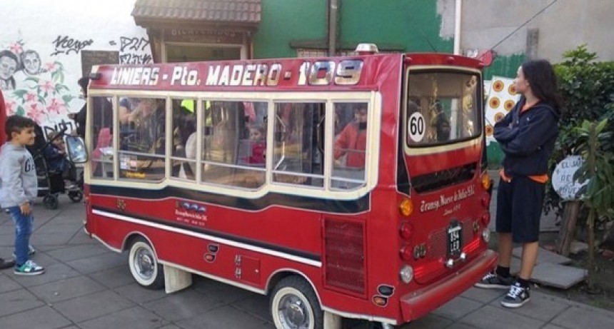 Fabric&oacute; un mini colectivo para su nieta y ahora pasea gratis a ni&ntilde;os