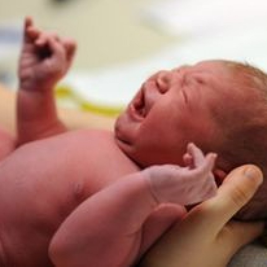 Polic&iacute;as que  ayudaron a dar a luz a una mujer fueron reconocidos  