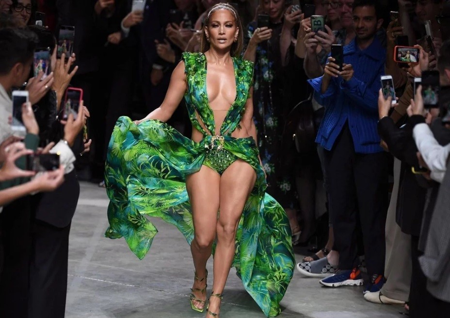 El desfile de JL para versace con un vestido que uso hace 19 años