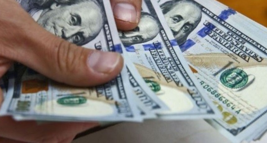 Se redujeron los depósitos en dólares y los bancos volvería a su horario normal