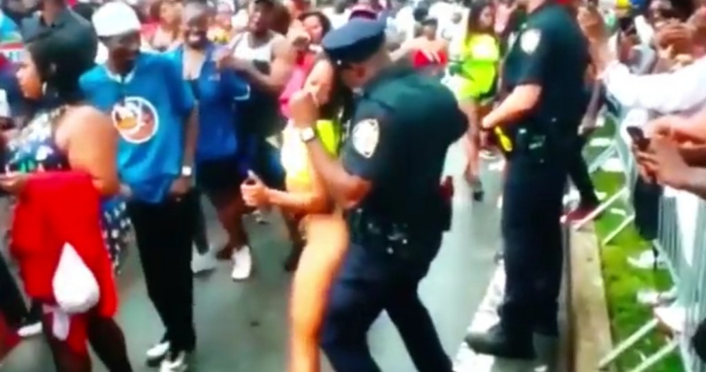 Un policía fue filmado bailando con una mujer en una marcha