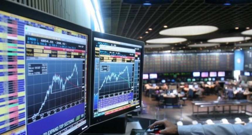 Fuerte baja del Riesgo País, que se acerca nuevamente a la barrera de los 2000 puntos