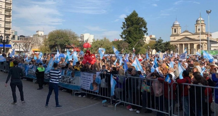 Multitudinaria marcha de María Eugenia Vidal por su cumpleaños en Morón