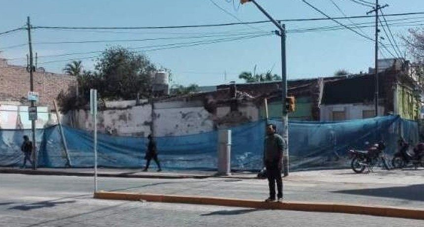 Demolieron el  histórico edificio LA FAROLA  este fin de semana