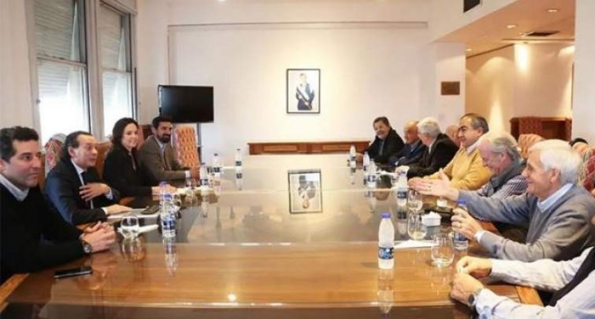 El Gobierno y la CGT acordaron una tarjeta alimentaria para desocupados