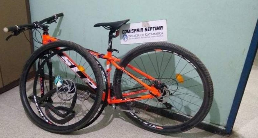 Intentaba vender una bici robada, escapó y lo atraparon
