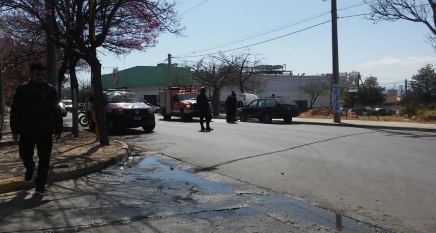 Bomberos apagan incendio de un auto estacionado